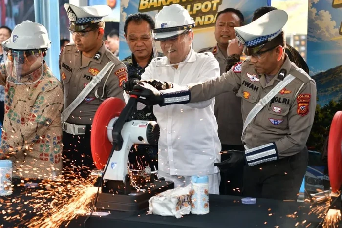 Gubernur & Kapolda Jabar Musnahkan Knalpot Brong hingga Tramadol