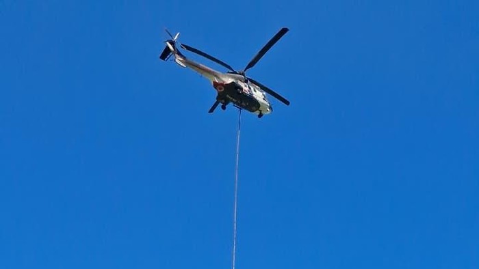 Heli mengangkut air dari Ranupani untuk melakukan water bombing di titik kebakaran.