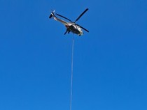 Penampakan Heli Berjibaku Padamkan Api Bromo