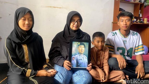 Istri dan anak AIPTU Asep Suhara, polisi korban tabrak lari di Bandung. Istri dan anak AIPTU Asep Suhara, polisi korban tabrak lari di Bandung.