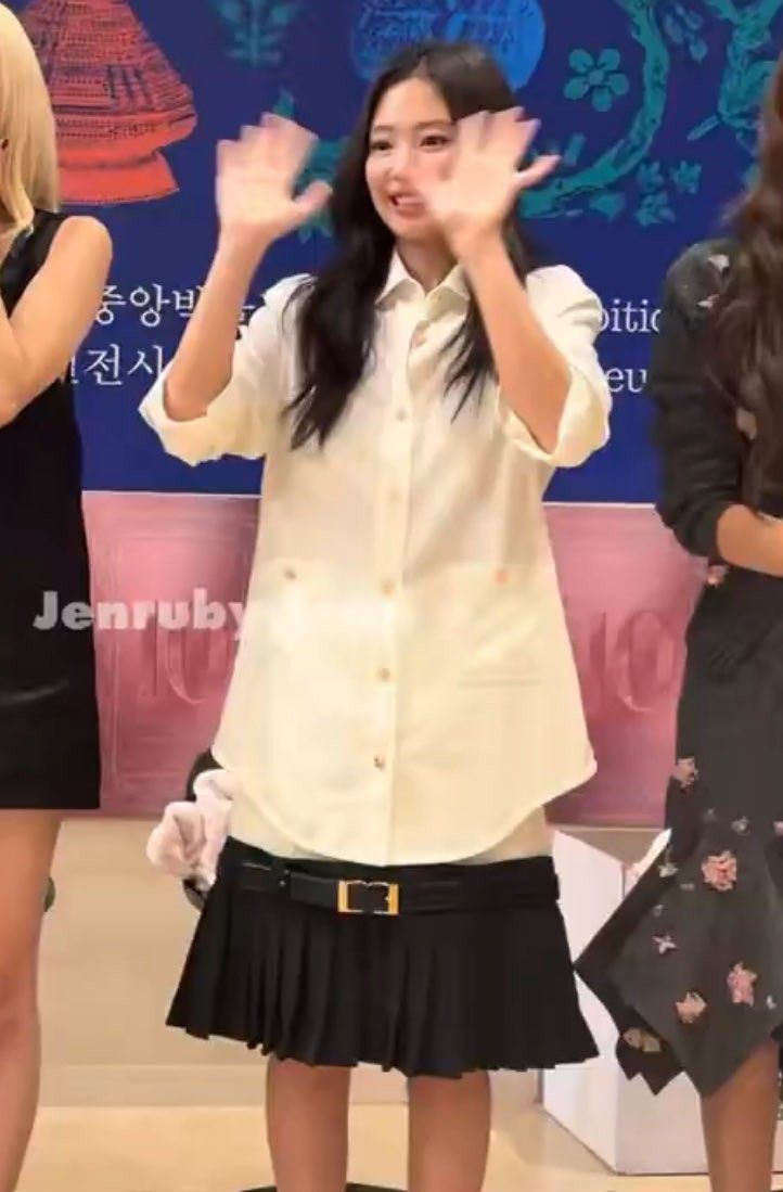 Gaya Jennie BLACKPINK saat menghadiri fan meeting saat perayaan debut ke-10 mencuri perhatian netizen.