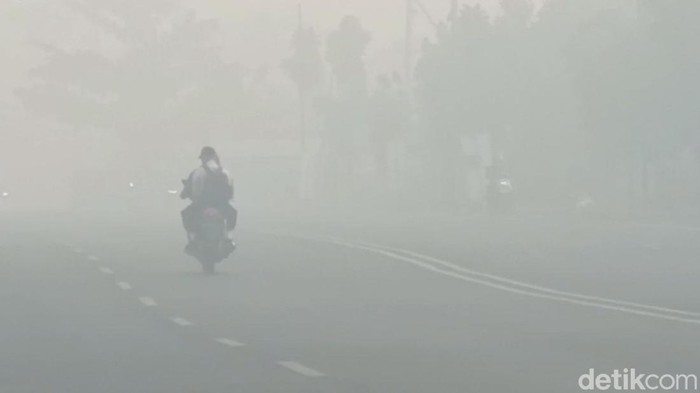Kabut asap di Banjarbaru. (Khairun Nisa/detikKalimantan)