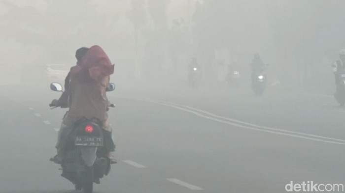 Kabut asap di Banjarbaru. (Khairun Nisa/detikKalimantan)