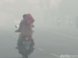 Kabut Asap Pekat Selimuti Banjarbaru Kalsel, Jarak Pandang Cuma 10 Meter