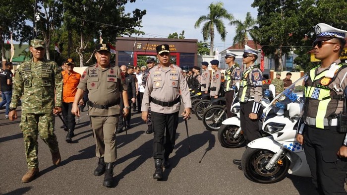 Kapolda Babel Irjen Viktor T Sihombing, Danrem Brigjen TNI Nur Wahyudi dan Gubernur Hidayat Arsani cek kesiapan pasukan.