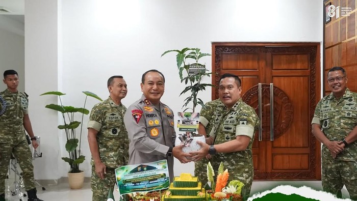 Kapolda Riau Irjen Pol Herry Heryawan memberikan kejutan di HUT ke-1 Kodam XIX/Tuanku Tambusai. Pangdam XIX/Tuanku Tambusai Mayjen TNI Agus Hadi Waluyo menyambut hangat, Senin (10/8/2026).