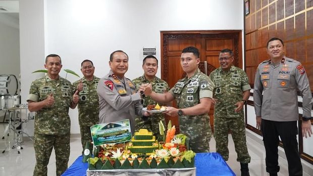 Kapolda RIau Irjen Pol Herry Heryawan memberikan kejutan di HUT ke-1 Kodam XIX/Tuanku Tambusai Kapolda RIau Irjen Pol Herry Heryawan memberikan kejutan di HUT ke-1 Kodam XIX/Tuanku Tambusai. Pangdam XIX/Tuanku Tambusai Mayjen TNI Agus Hadi Waluyo menyambut hangat, Senin (10/8/2026).