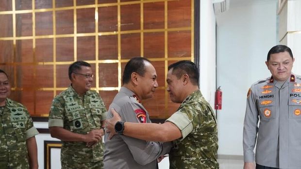 Kapolda RIau Irjen Pol Herry Heryawan memberikan kejutan di HUT ke-1 Kodam XIX/Tuanku Tambusai Kapolda RIau Irjen Pol Herry Heryawan memberikan kejutan di HUT ke-1 Kodam XIX/Tuanku Tambusai. Pangdam XIX/Tuanku Tambusai Mayjen TNI Agus Hadi Waluyo menyambut hangat, Senin (10/8/2026).