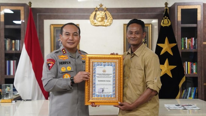Kapolda Riau Irjen Pol Herry Heryawan memberikan penghargaan kepada yayasan pendukung Program Jembatan Merah Putih Presisi, Senin (10/8/2026).