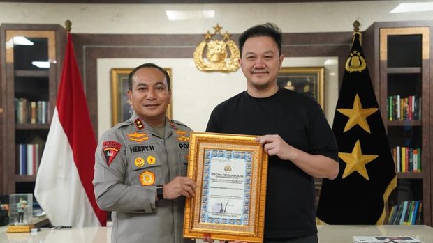Kapolda Riau Irjen Pol Herry Heryawan memberikan penghargaan kepada yayasan pendukung Program Jembatan Merah Putih Presisi Kapolda Riau Irjen Pol Herry Heryawan memberikan penghargaan kepada yayasan pendukung Program Jembatan Merah Putih Presisi, Senin (10/8/2026).