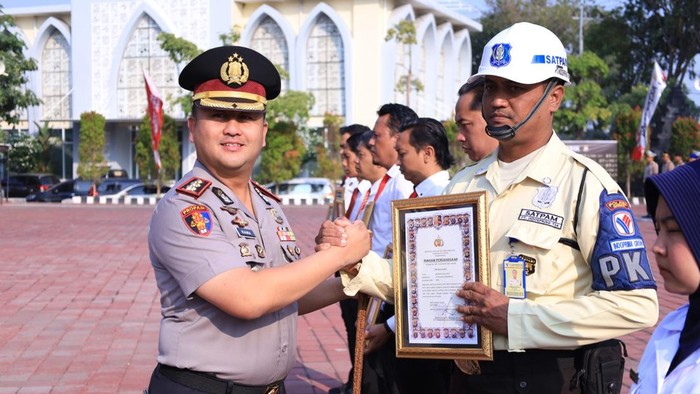 Kapolres Gresik AKBP Ramadhan Nasution memberi penghargaan anggota dan warga yang berhasil ungkap pencurian kabel