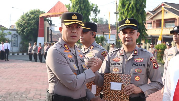 Kapolres Musi Banyuasin (Muba) AKBP Ruri Prastowo memberikan penghargaan