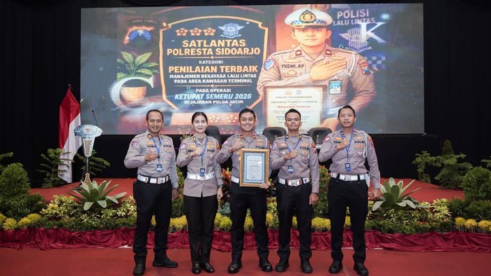 Kasatlantas Polresta Sidoarjo menerima penghargaan manajemen rekayasa lalu lintas terbaik selama operasi Ketupat Semeru 2026.