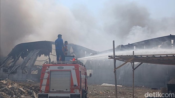 Kebakaran gudang limbah di Brebes sejak Sabtu (8/8) hingga Senin (10/8/2026) belum padam.