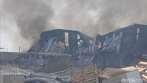 Kebakaran gudang limbah di Brebes sejak Sabtu (8/8) hingga Senin (10/8/2026) belum padam. Kebakaran gudang limbah di Brebes sejak Sabtu (8/8) hingga Senin (10/8/2026) belum padam.