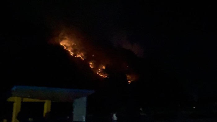 Kebakaran lahan di Gunung Picung Cianjur.
