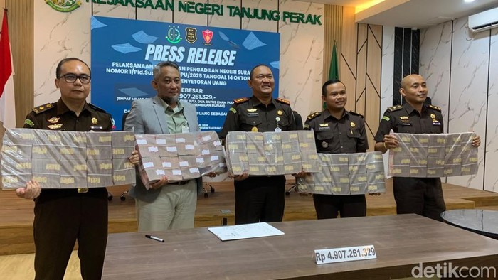 Kejari Tanjung Perak tunjukkan uang hasil rampasan TPPU Judi Online yang akan Disetorkan ke Kas Negara saat konferensi pers