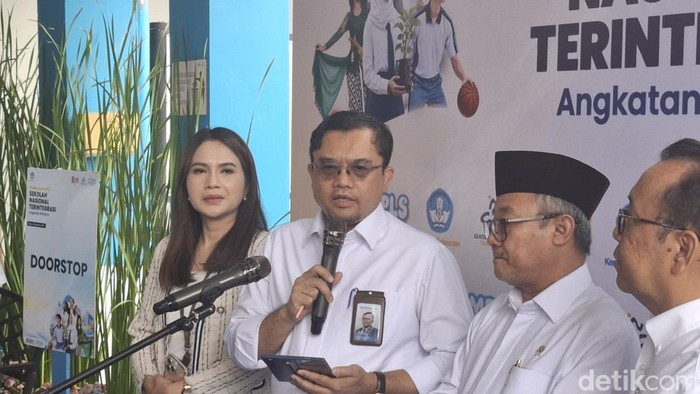 Kemendikdasmen targetkan pembangunan Sekolah Nasional Terintegrasi rampung pada 2027. Artinya, SNT akan sudah memiliki gedung sendiri pada tahun depan.