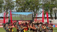Penampilan Tari Kolosal Bantengan Jawa Timur ini merupakan persembahan dari Omah Budaya Prajanara binaan Puti Guntur Soekarnoputri.