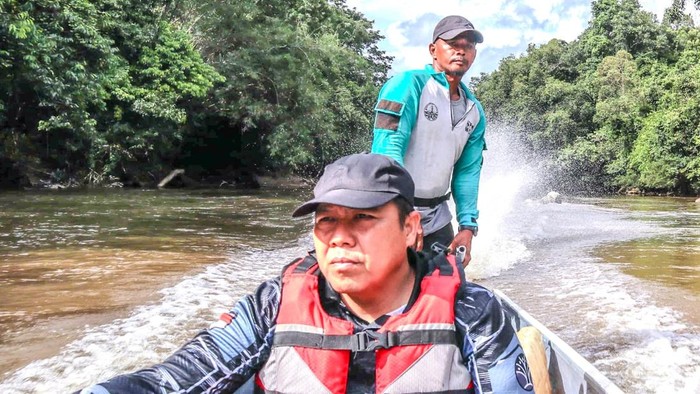 Kepala Balai TN Kayan-mentarang (depan) saat menelusuri Sungai Bahau. (Dok. Balai TN Kayan Mentarang)