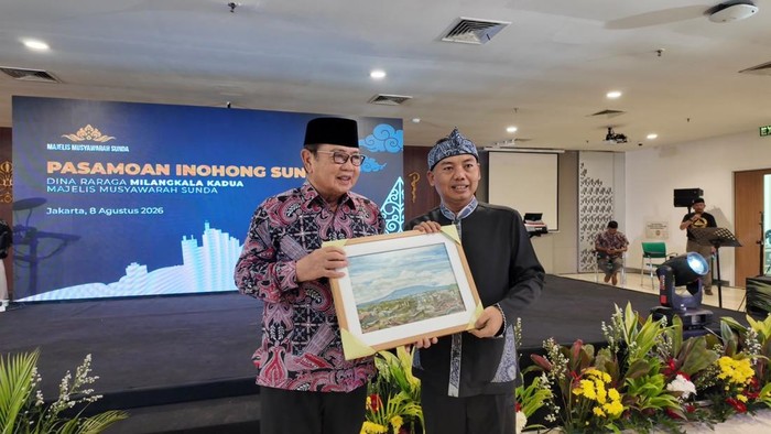 Ketua Komisi I DPRD Jawa Barat, Rahmat Hidayat Jati (kanan)