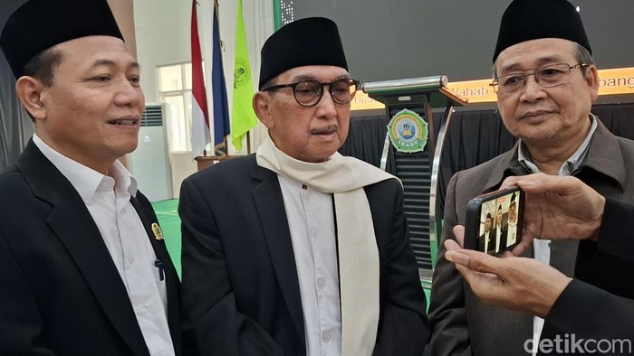 Ketua Majelis Pengasuh PP Bahrul Ulum, KH Hasib Wahab Hasbullah (Tengah) setelah pelantikan pengurus IKABU.