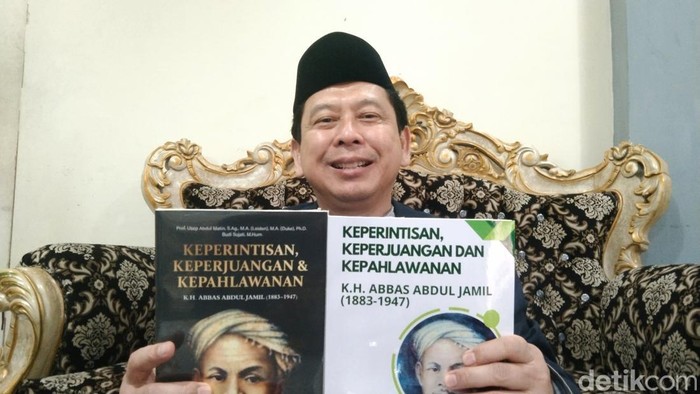 Ketua TP2GP Usep Abdul Matin menunjukkan buku KH Abbas Abdul Jamil.