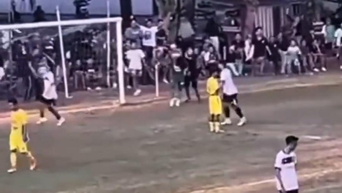Kiper Sendangsari FC saat mendapat pukulan dari seseorang yang tiba-tiba masuk ke dalam lapangan.