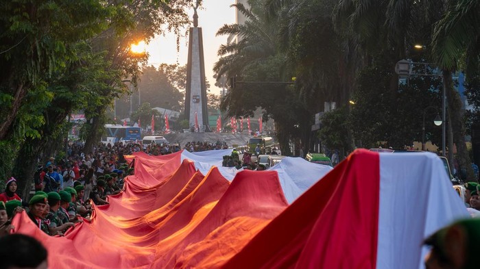 Kirab Merah Putih dalam rangkaian menyambut Hari Ulang Tahun (HUT) ke-81 Republik Indonesia di Bogor, Minggu (9/8/2026).
