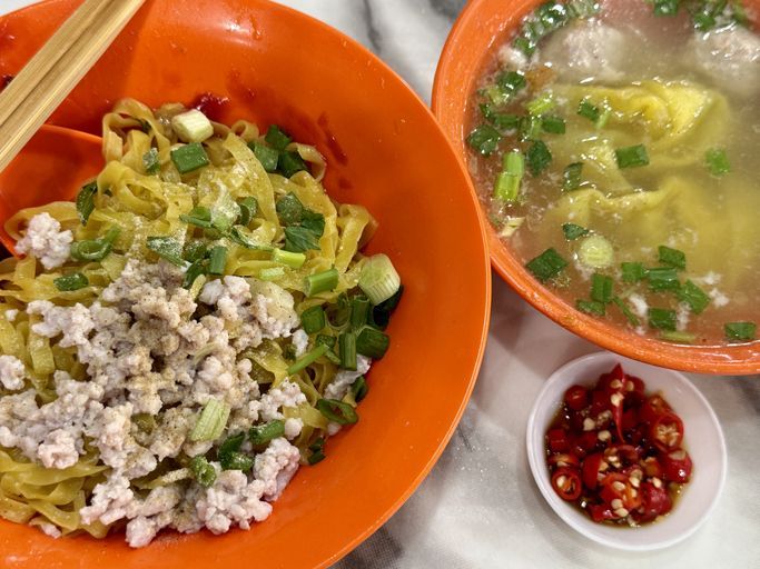 Menu mee pok di sebuah kopitiam dituding terbuat dari daging babi.