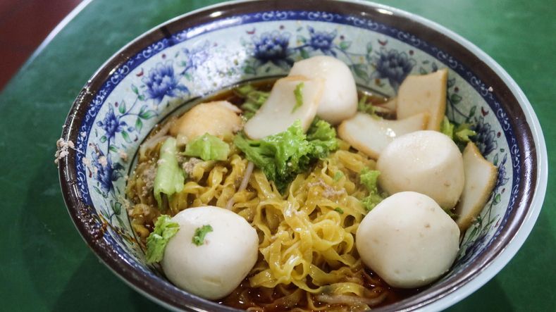 Menu mee pok di sebuah kopitiam dituding terbuat dari daging babi.