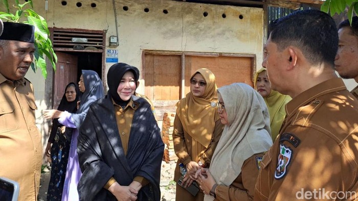 Wali Kota Illiza saat mengunjungi rumah ODGJ yang dipasung di Banda Aceh.