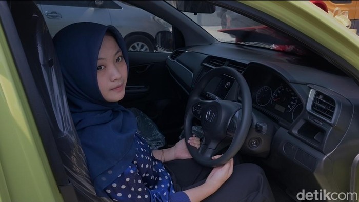 Laella Nur Fadhilah (20) asal Grobogan yang viral karena mendapat mahar ekskavator dan sejumlah kendaraan dengan nilai total miliaran rupiah, Senin (10/8/2026).