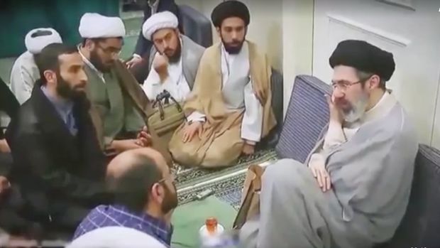 Langka! Kantor Berita Iran Rilis Mojtaba Khamenei Sedang Berbincang Kantor berita Iran merilis video langka Mojtaba Khamenei sedang berbincang