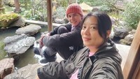 Charles membalas ucapan Leony dengan cara yang gak kalah romantis. Terima kasih banyak, Panda. Saya yang terhormat, selalu membuat saya merasa dicintai. Saya sangat bersyukur untuk kue ini dan merindukanmu setiap detik yang kita terpisah. Saya tidak sabar untuk menghabiskan sisa hidup saya denganmu. Saya akan selamanya mencintai dan menghargai kenangan yang telah kita ciptakan sebagai bagian dari cerita kita bersama, tulisnya. (Foto: dok Instagram leonyvh)