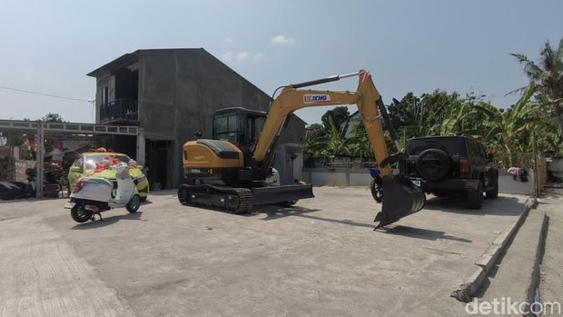 Mahar pernikahan di Grobogan Penampakan mahar alat berat dan sejumlah kendaraan terparkir di halaman sisi timur rumah mempelai wanita wilayah Dusun Larangan, Ketro, Karangrayung, Grobogan, Senin (10/8/2026).