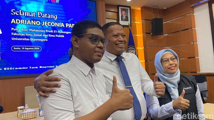 Mahasiswa Universitas Diponegoro (Undip), Adriano Jeconia Padama (17) yang viral usai mengadu kepada Menteri Pertanian Amran Sulaiman (kiri) dan Rektor Undip, Suharnomo (kanan) di Undip, Kecamatan Tembalang, Kota Semarang, Senin (10/8/2026).