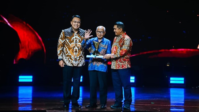 Melan Achmad atau yang dikenal Mbah Guru Matematika  memindahkan ruang kelasnya ke media sosial dan membagikan pelajaran matematika secara gratis melalui TikTok.