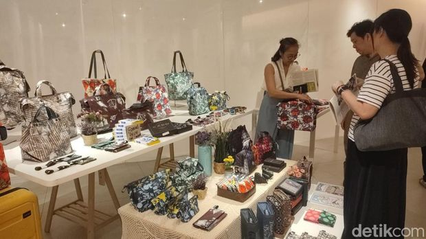 Melissa Sunjaya Pengunjung memilih produk karya grafis Melissa yang akan mereka beli