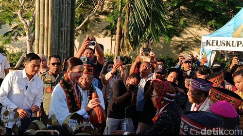 Menpar Widiyanti Putri Wardhana disambut secara adat Manggarai saat pembukaan Festival Golo Koe Maria Assumpta Nusantara di Labuan Bajo, Manggarai Barat, NTT, Senin (10/8/2026). (Foto: Ambrosius Ardin/detikBali)