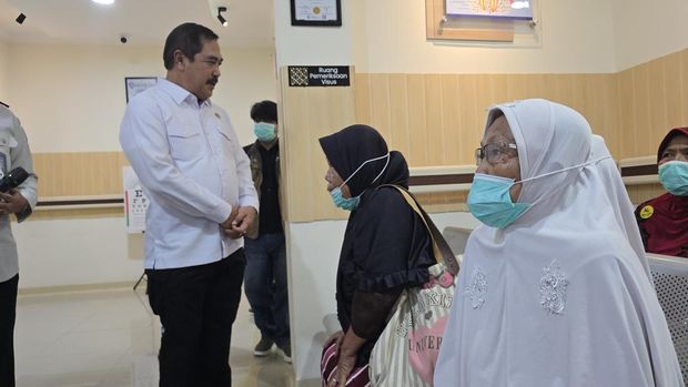 Menteri Imipas Menteri Imipas Agus Andrianto meninjau cek kesehatan gratis bagi warga.