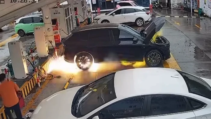 Mobil Listrik Terbakar di Dekat SPKLU di China