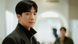 Di episode sebelumnya, Kang Ha Gi ngerasa ada mata-mata di perusahaannya. Sekarang dia menaruh curiga pada si pegawai baru, Nam Da Reum. (Foto: dok. tvN)
