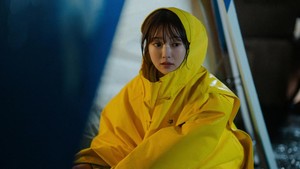 Bocoran terakhir yang dirilis tvN menampilkan Nam Da Reum menunjukkan tekad bekerja di bawah hujan demi proyek besar yang lagi dia pegang sekarang. Seperti mau membuktikan kalau apa yang dipikirin si bos salah.  (Foto: dok. tvN)