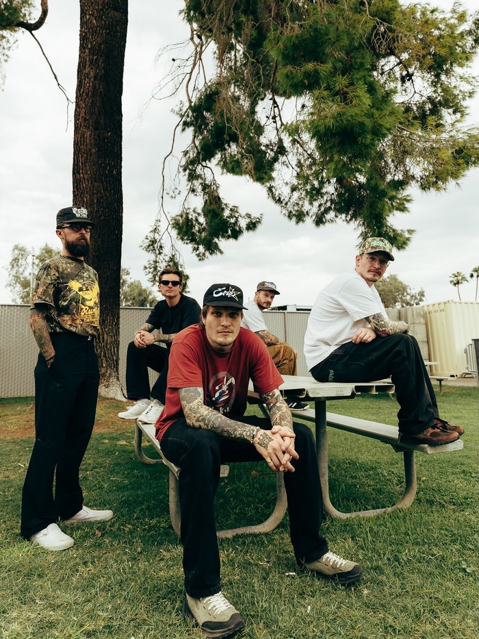 The Sounds Project 2026 di Jakarta heboh saat Neck Deep tampil. Momen viral terjadi saat penonton nekat stage-diving dan nyanyi bareng band.