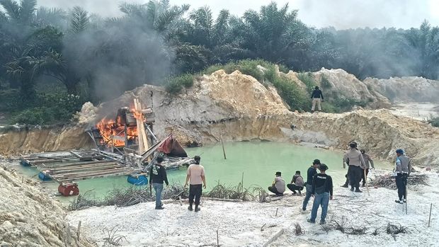 Polda Riau menggelar Operasi PETI Merah Putih Kuantan. Selama 10 hari operasi, sebanyak 400 lebih rakit dimusnahkan dan 15 tersangka dijerat. Pada Senin (10/8/2026), petugas gabungan memusnahkan 81 rakit PETI di Kuansing.