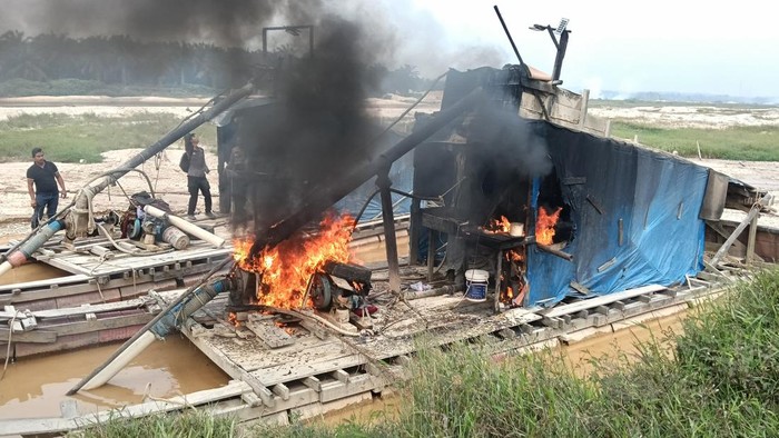 Polda Riau menggelar Operasi PETI Merah Putih Kuantan. Selama 10 hari operasi, sebanyak 400 lebih rakit dimusnahkan dan 15 tersangka dijerat. Pada Senin (10/8/2026), petugas gabungan memusnahkan 81 rakit PETI di Kuansing.