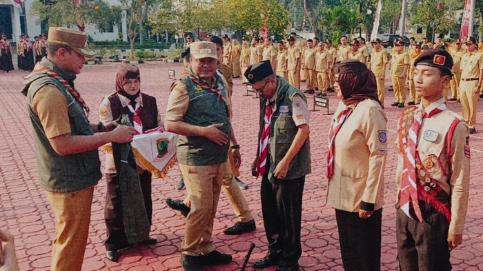 Pelepasan Peserta Jambore Nasional XII, oleh Wakil Bupati Karawang Maslani, di Plaza Pemda Karawang