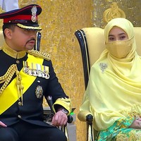 Pada 2026 ini muncul kabar mengejutkan. Melalui pernyataan resmi Sultan Hassanal Bolkiah mencabut gelar kerajaan dari Pengiran Raabi’atul Adawiyyah. Wanita 33 tahun itu juga kehilangan status sebagai Yang Mulia setelah sang sultan mengeluarkan dekret kerajaan yang berlaku segera. Raabi’atul dianggap melakukan tindakan ‘tidak pantas bagi istri anggota keluarga kerajaan karena mencoreng reputasi dan merupakan bentuk kurangnya rasa hormat yang serius terhadap Yang Mulia.” Foto: Dok. Instagram mr94ler15 (Fan Page)