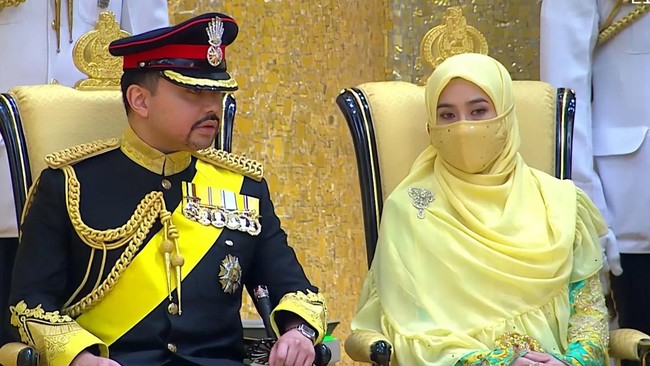 Pada 2026 ini muncul kabar mengejutkan. Melalui pernyataan resmi Sultan Hassanal Bolkiah mencabut gelar kerajaan dari Pengiran Raabi’atul Adawiyyah. Wanita 33 tahun itu juga kehilangan status sebagai Yang Mulia setelah sang sultan mengeluarkan dekret kerajaan yang berlaku segera. Raabi’atul dianggap melakukan tindakan ‘tidak pantas bagi istri anggota keluarga kerajaan karena mencoreng reputasi dan merupakan bentuk kurangnya rasa hormat yang serius terhadap Yang Mulia.” Foto: Dok. Instagram mr94ler15 (Fan Page)